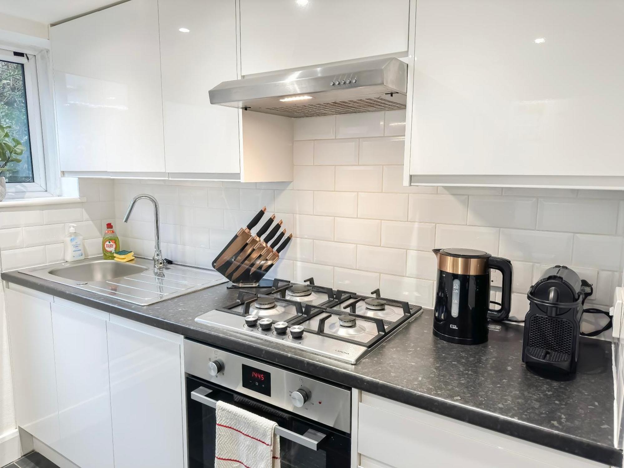 1-Bedroom Flat With Small Garden & Paid Parking In Finsbury Park, Highbury ลอนดอน ภายนอก รูปภาพ