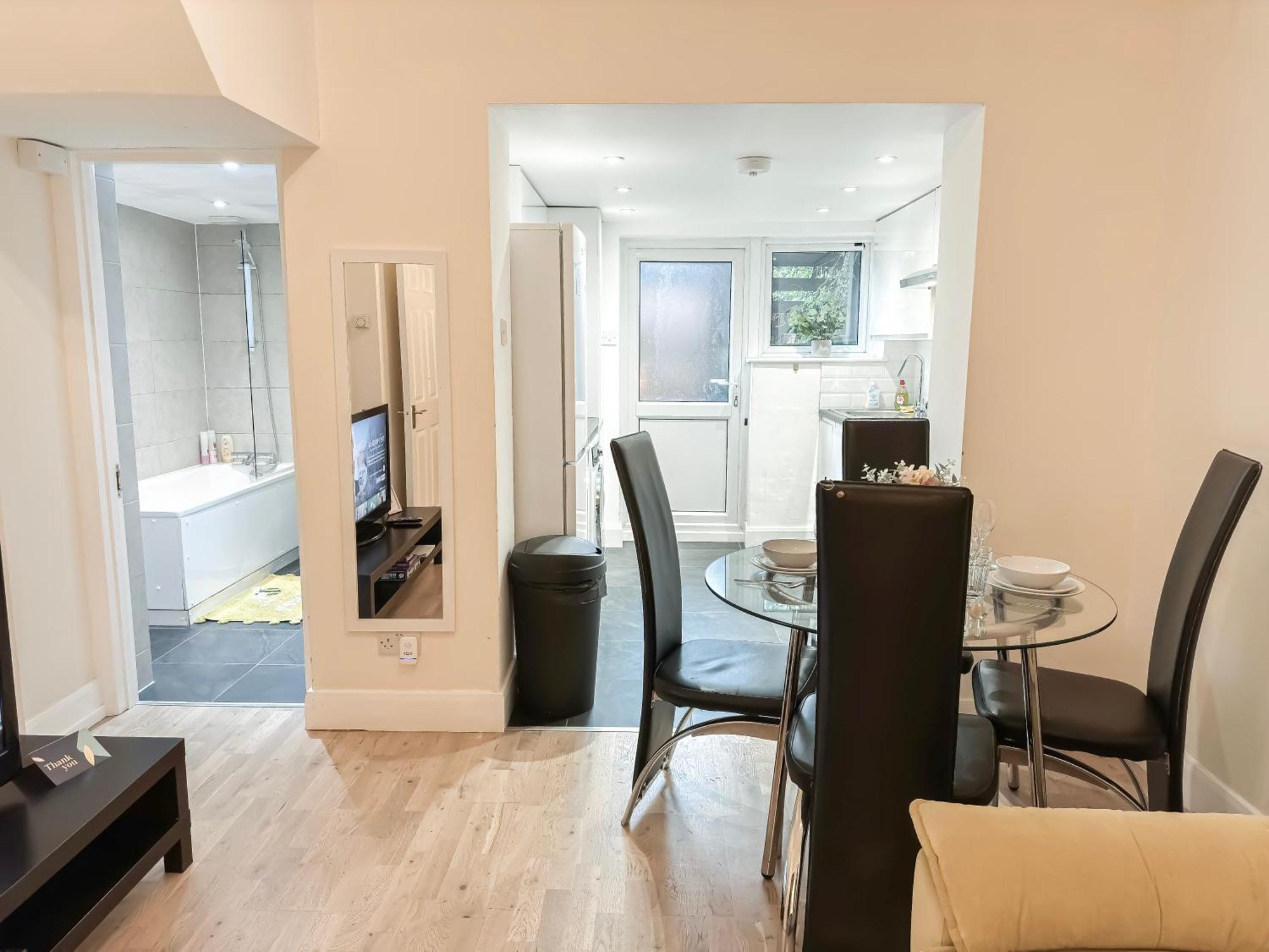1-Bedroom Flat With Small Garden & Paid Parking In Finsbury Park, Highbury ลอนดอน ภายนอก รูปภาพ