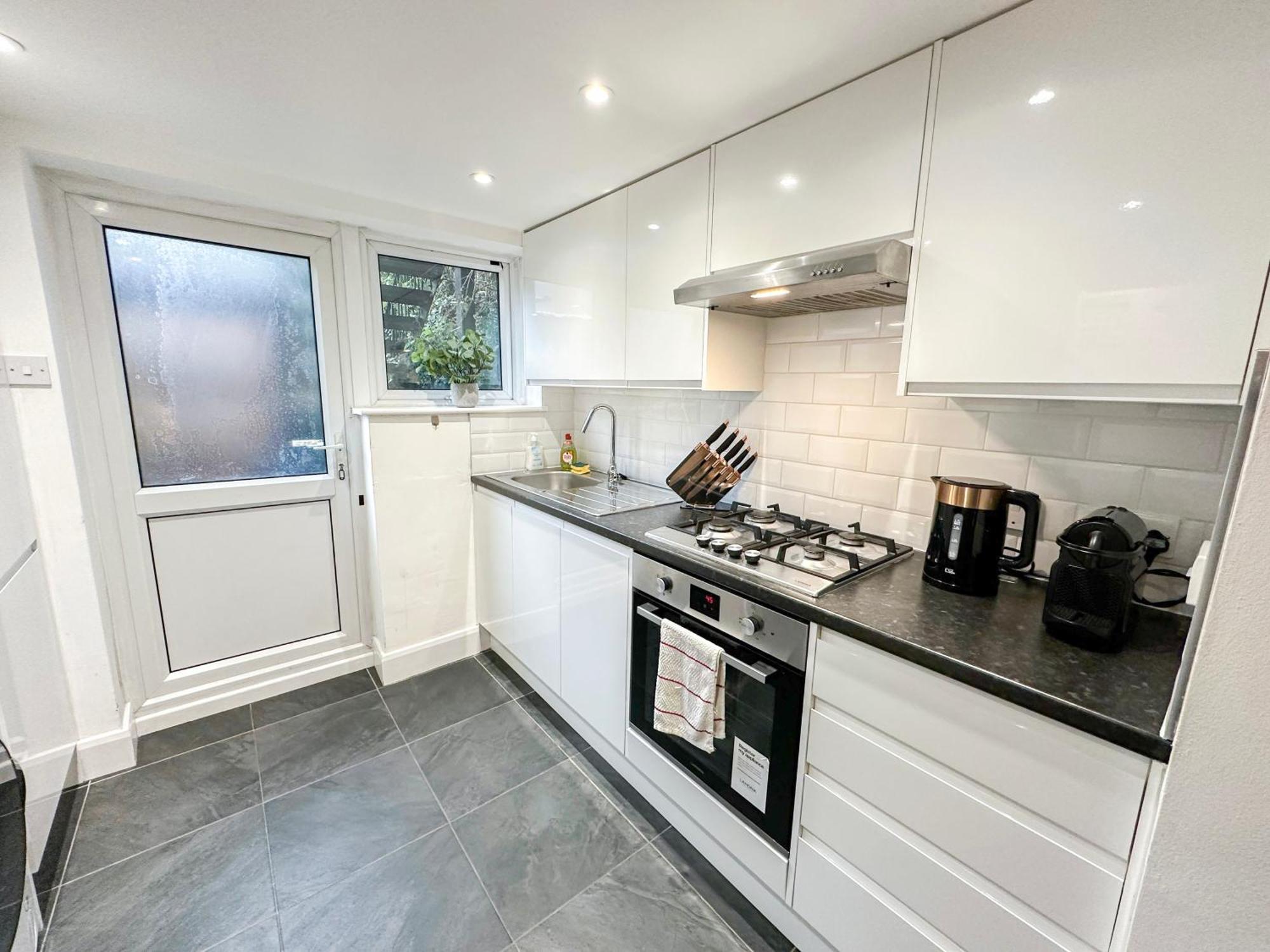 1-Bedroom Flat With Small Garden & Paid Parking In Finsbury Park, Highbury ลอนดอน ภายนอก รูปภาพ