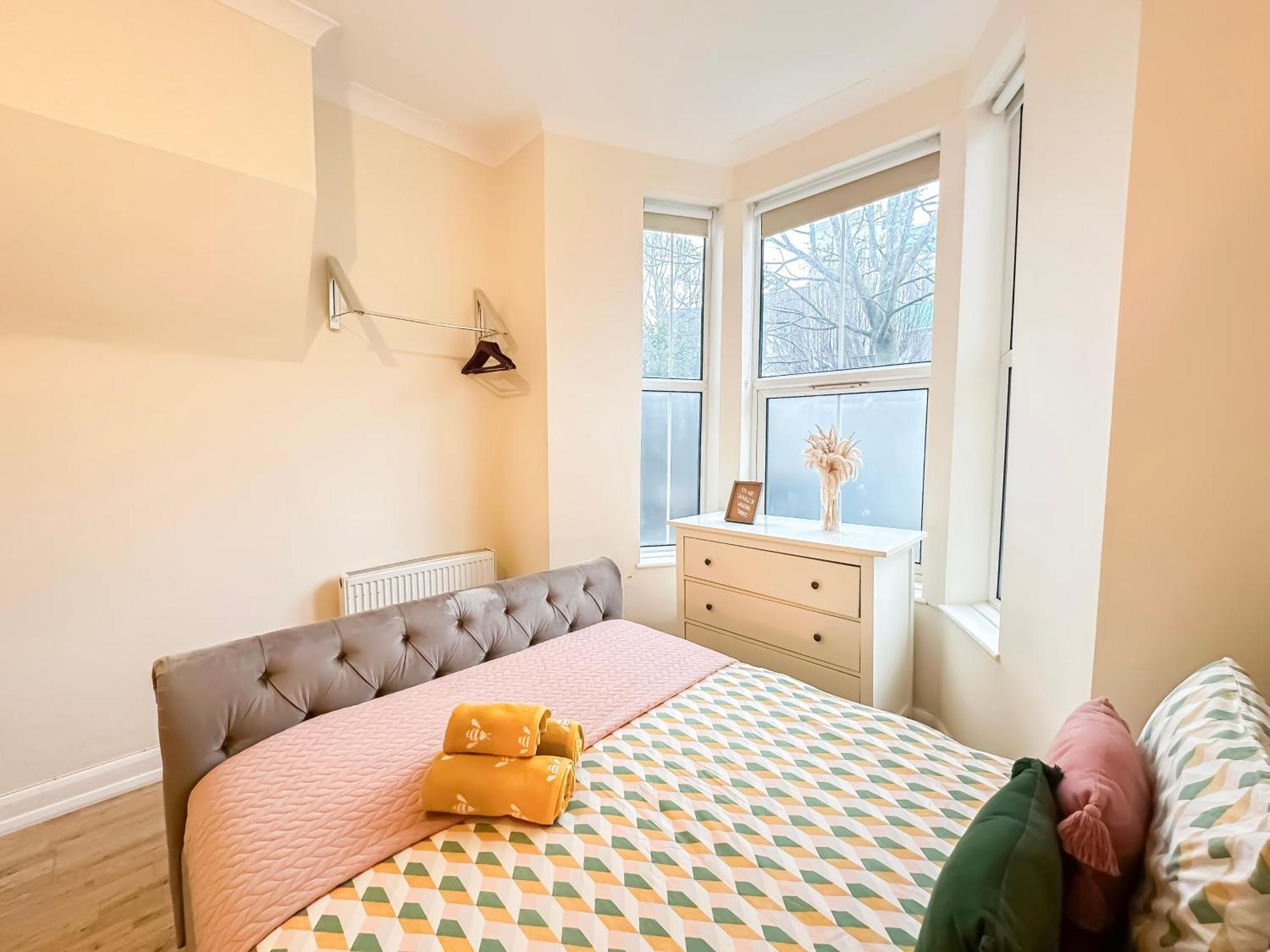 1-Bedroom Flat With Small Garden & Paid Parking In Finsbury Park, Highbury ลอนดอน ภายนอก รูปภาพ