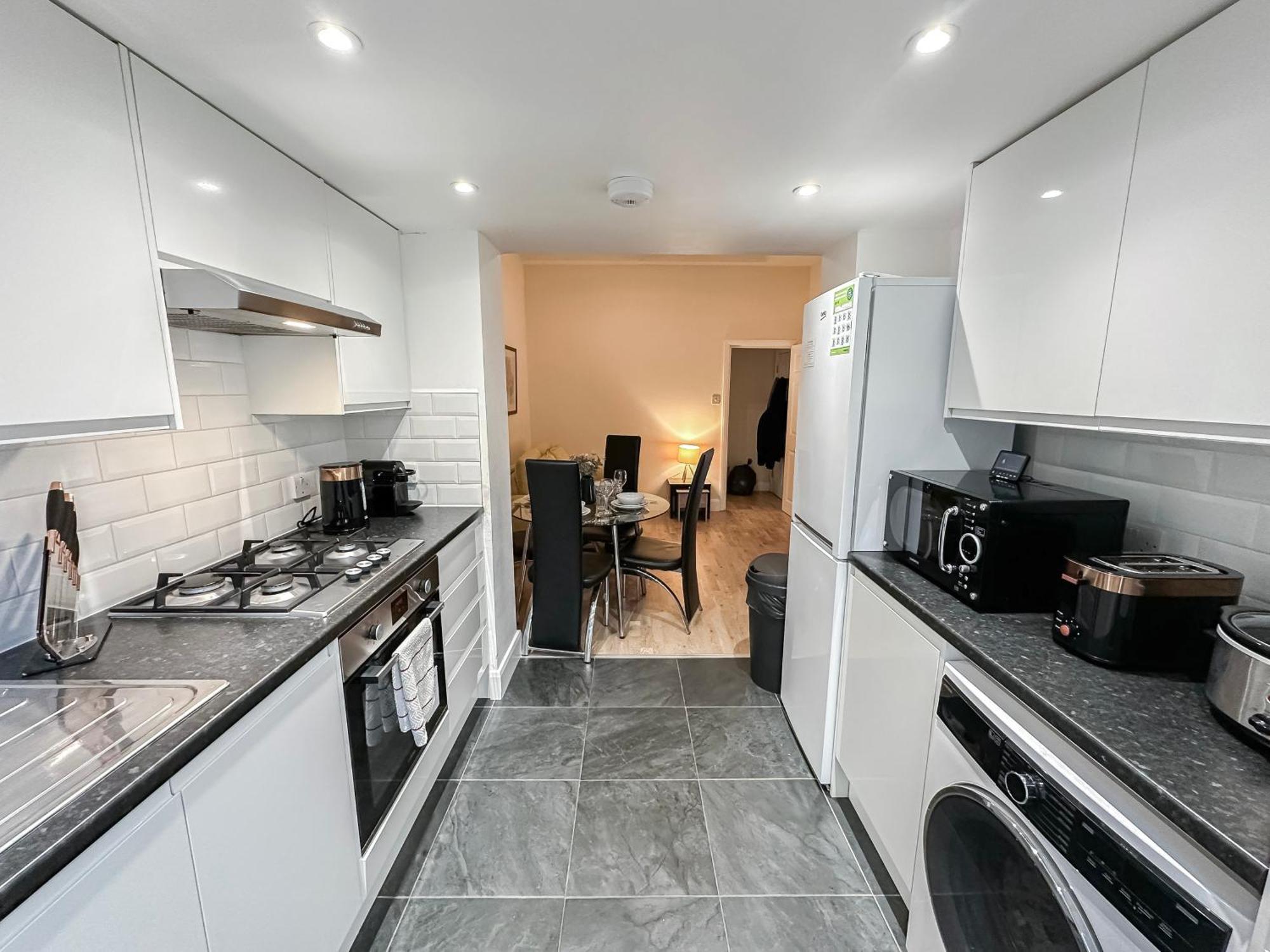 1-Bedroom Flat With Small Garden & Paid Parking In Finsbury Park, Highbury ลอนดอน ภายนอก รูปภาพ