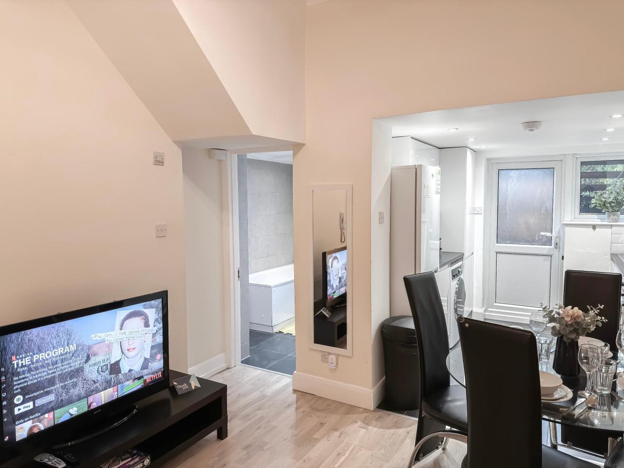 1-Bedroom Flat With Small Garden & Paid Parking In Finsbury Park, Highbury ลอนดอน ภายนอก รูปภาพ