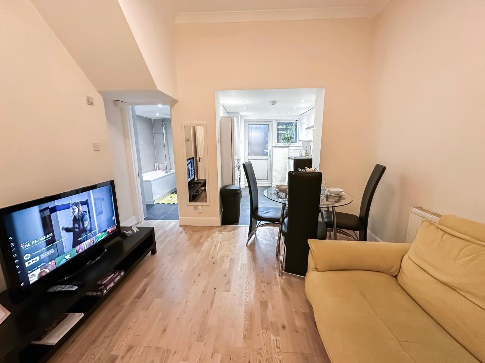 1-Bedroom Flat With Small Garden & Paid Parking In Finsbury Park, Highbury ลอนดอน ภายนอก รูปภาพ