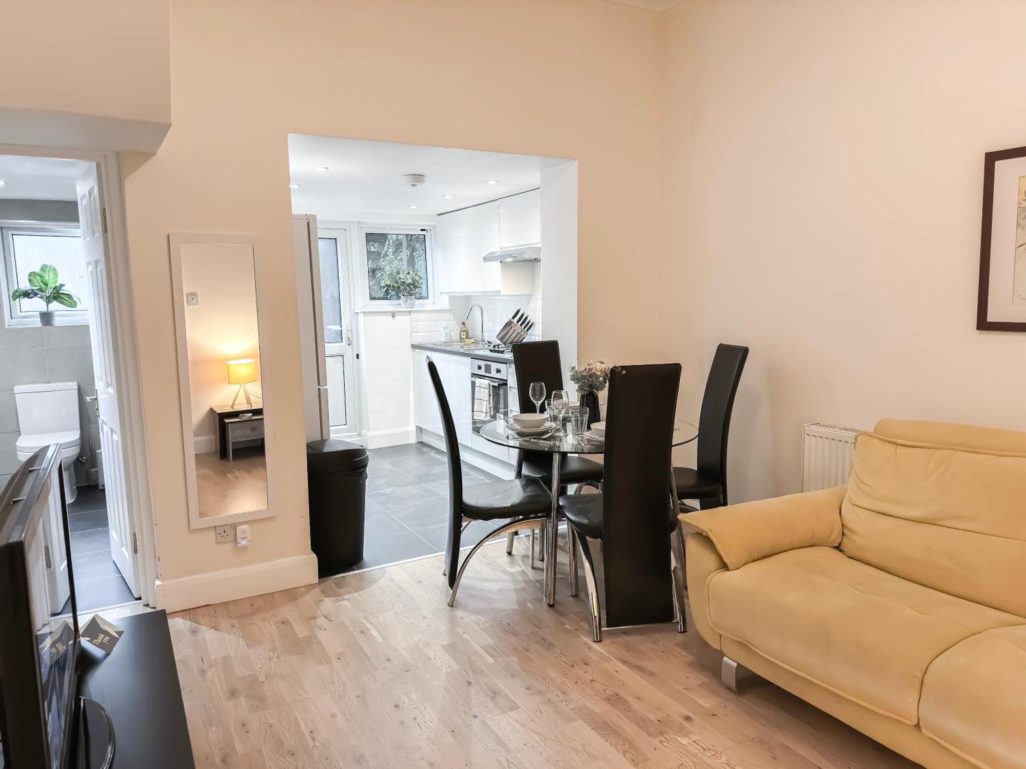 1-Bedroom Flat With Small Garden & Paid Parking In Finsbury Park, Highbury ลอนดอน ภายนอก รูปภาพ