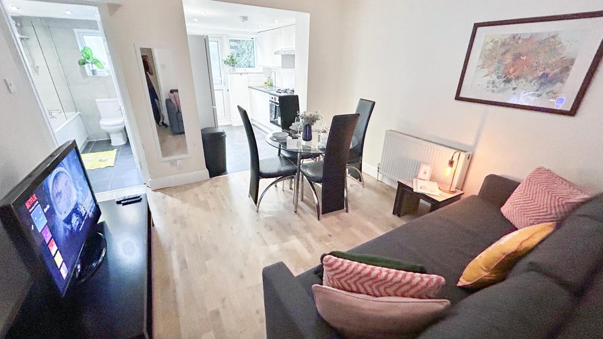 1-Bedroom Flat With Small Garden & Paid Parking In Finsbury Park, Highbury ลอนดอน ภายนอก รูปภาพ
