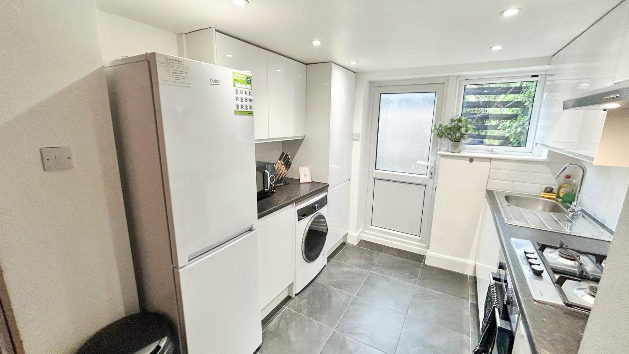 1-Bedroom Flat With Small Garden & Paid Parking In Finsbury Park, Highbury ลอนดอน ภายนอก รูปภาพ