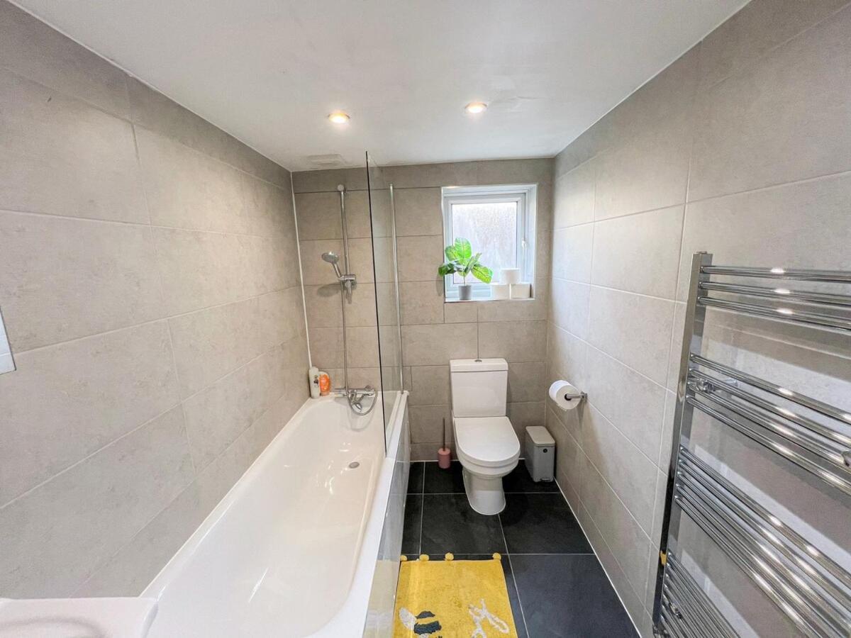 1-Bedroom Flat With Small Garden & Paid Parking In Finsbury Park, Highbury ลอนดอน ภายนอก รูปภาพ