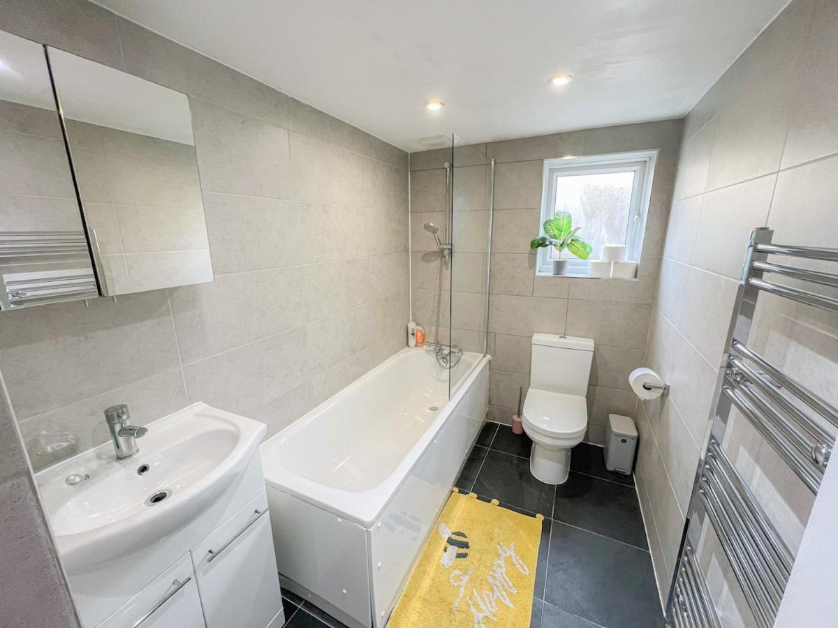 1-Bedroom Flat With Small Garden & Paid Parking In Finsbury Park, Highbury ลอนดอน ภายนอก รูปภาพ