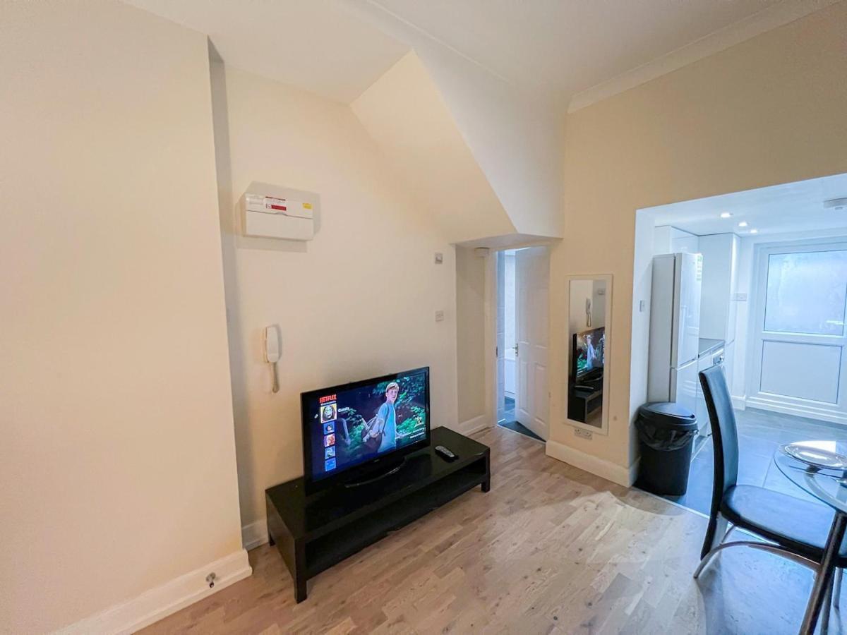 1-Bedroom Flat With Small Garden & Paid Parking In Finsbury Park, Highbury ลอนดอน ภายนอก รูปภาพ