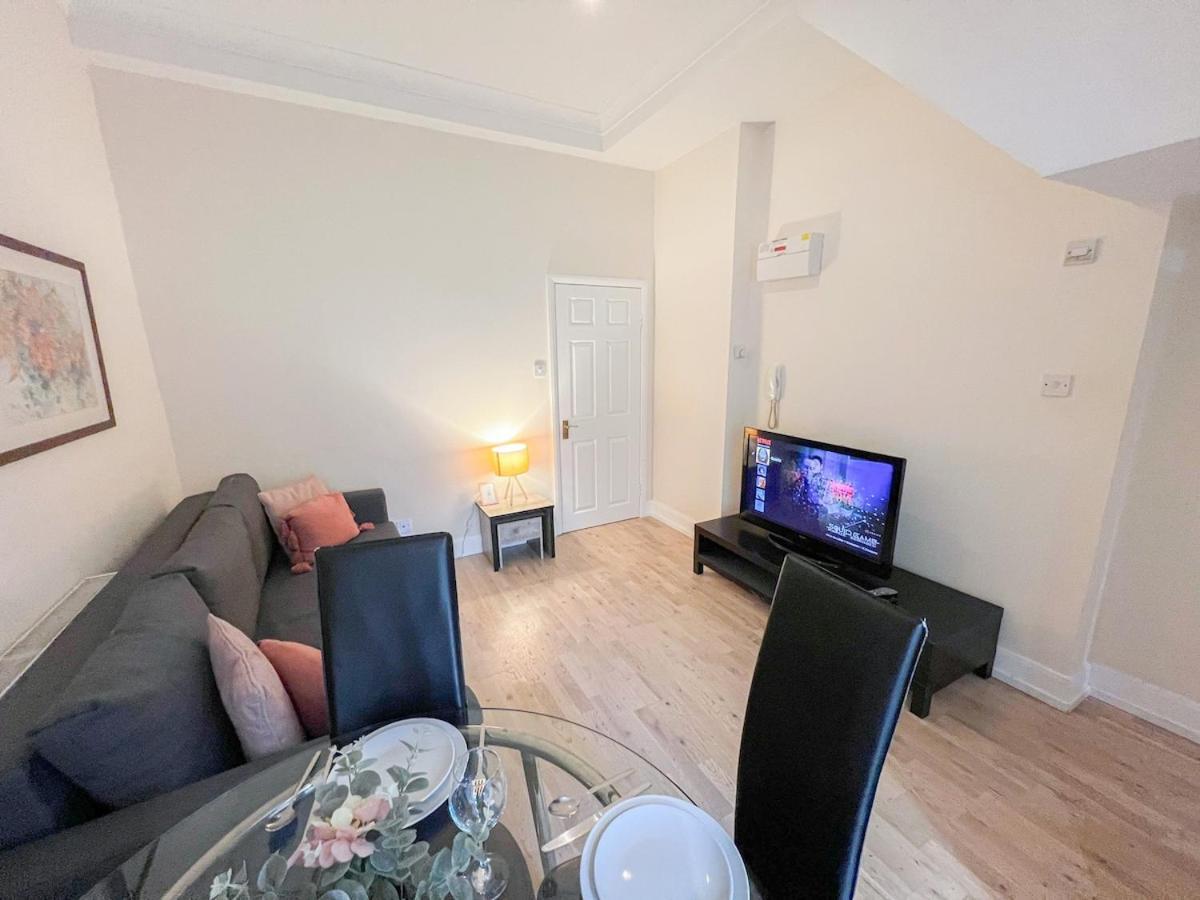 1-Bedroom Flat With Small Garden & Paid Parking In Finsbury Park, Highbury ลอนดอน ภายนอก รูปภาพ