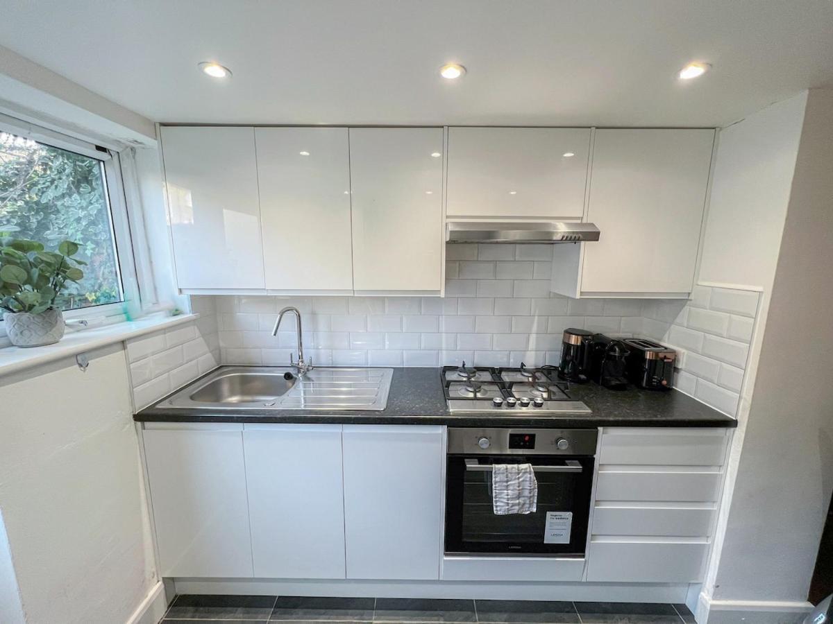 1-Bedroom Flat With Small Garden & Paid Parking In Finsbury Park, Highbury ลอนดอน ภายนอก รูปภาพ