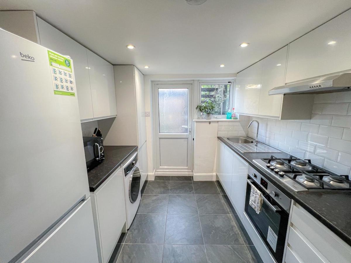 1-Bedroom Flat With Small Garden & Paid Parking In Finsbury Park, Highbury ลอนดอน ภายนอก รูปภาพ